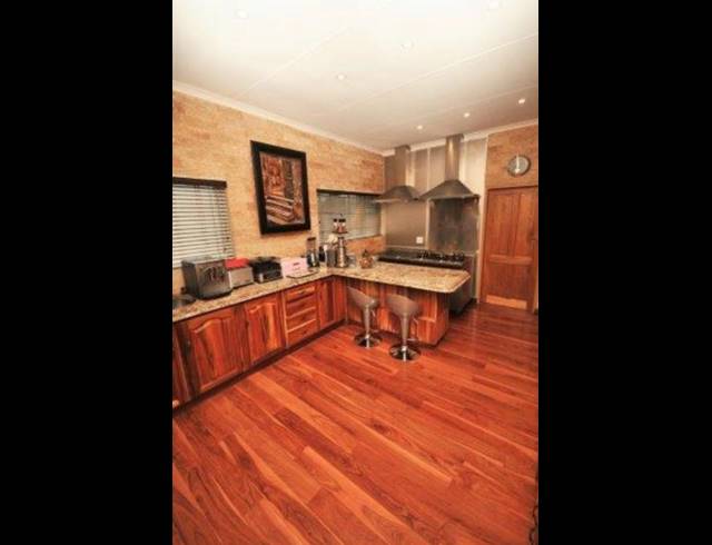 7 BEDROOM HOUSE SOLD IN ALBERANTE